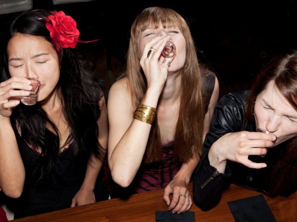To combat alcoholism, a woman needs to interrupt relationships with friends drinking